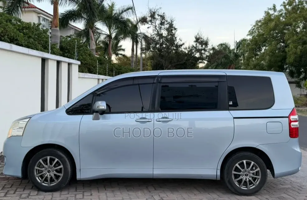 Toyota Noah 2010 Blue