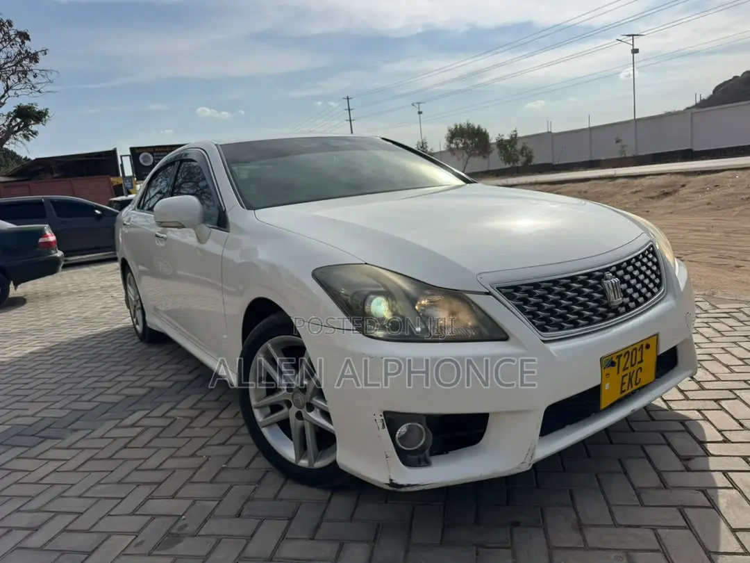 Toyota Crown 2012 White