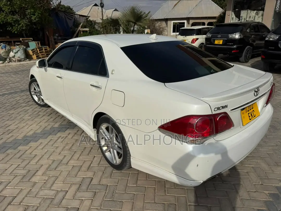 Toyota Crown 2012 White