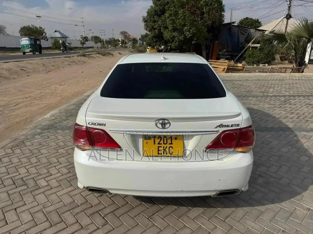 Toyota Crown 2012 White