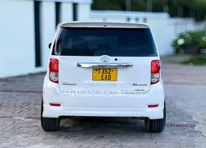Toyota Corolla Rumion 2011 White