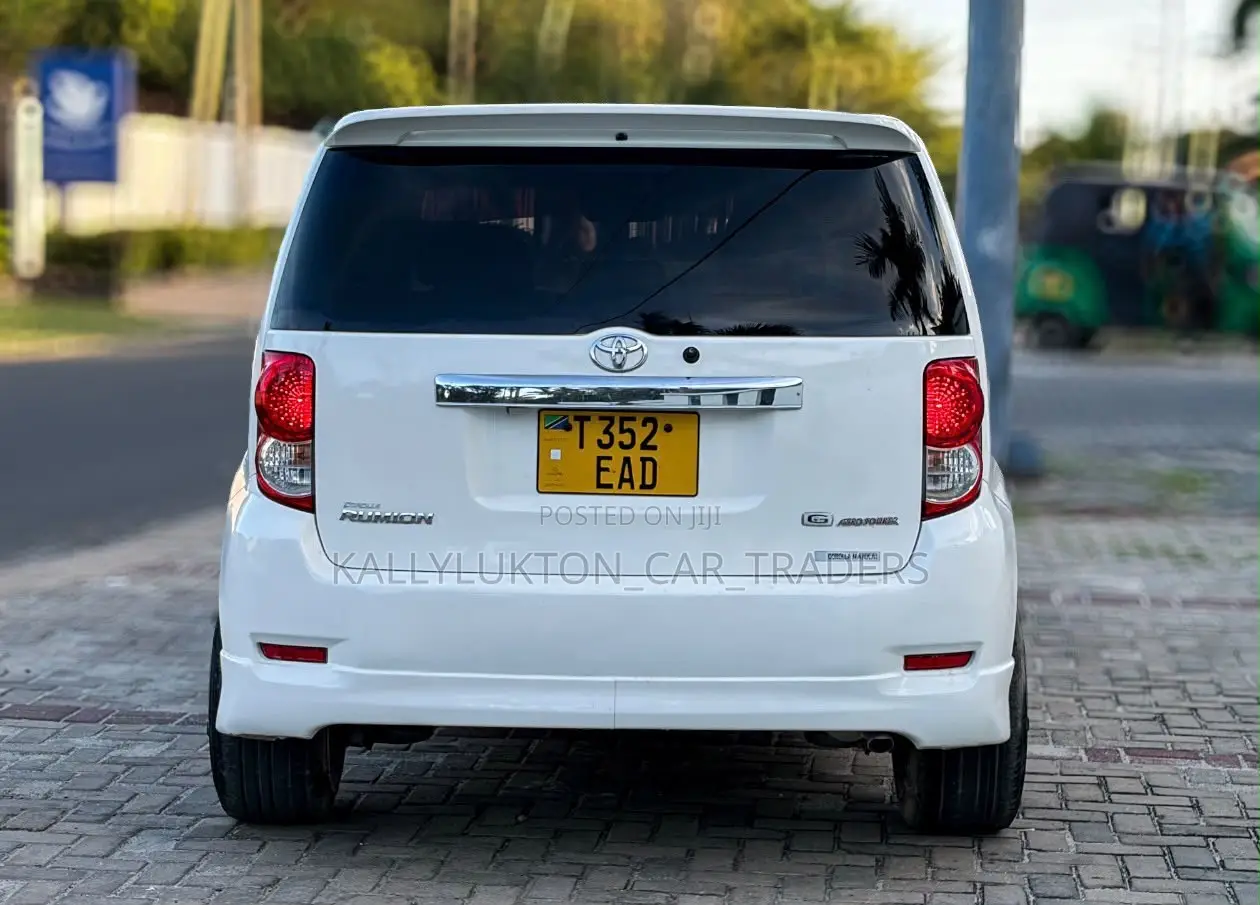 Toyota Corolla Rumion 2011 White