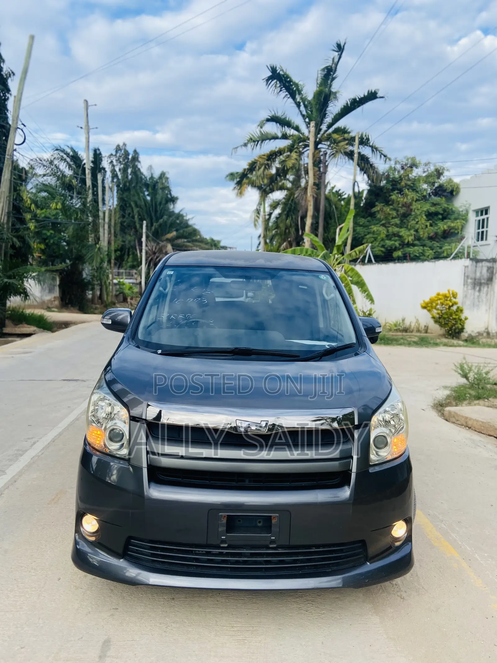 Toyota Noah 2.0 143hp AWD (7 Seater) 2007 Gray