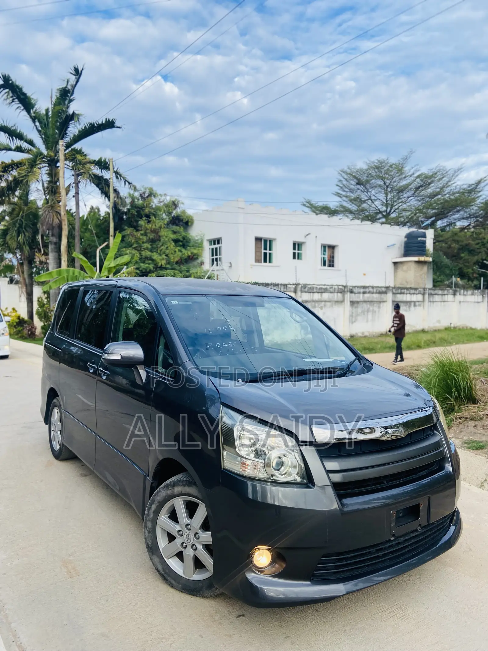 Toyota Noah 2.0 143hp AWD (7 Seater) 2007 Gray