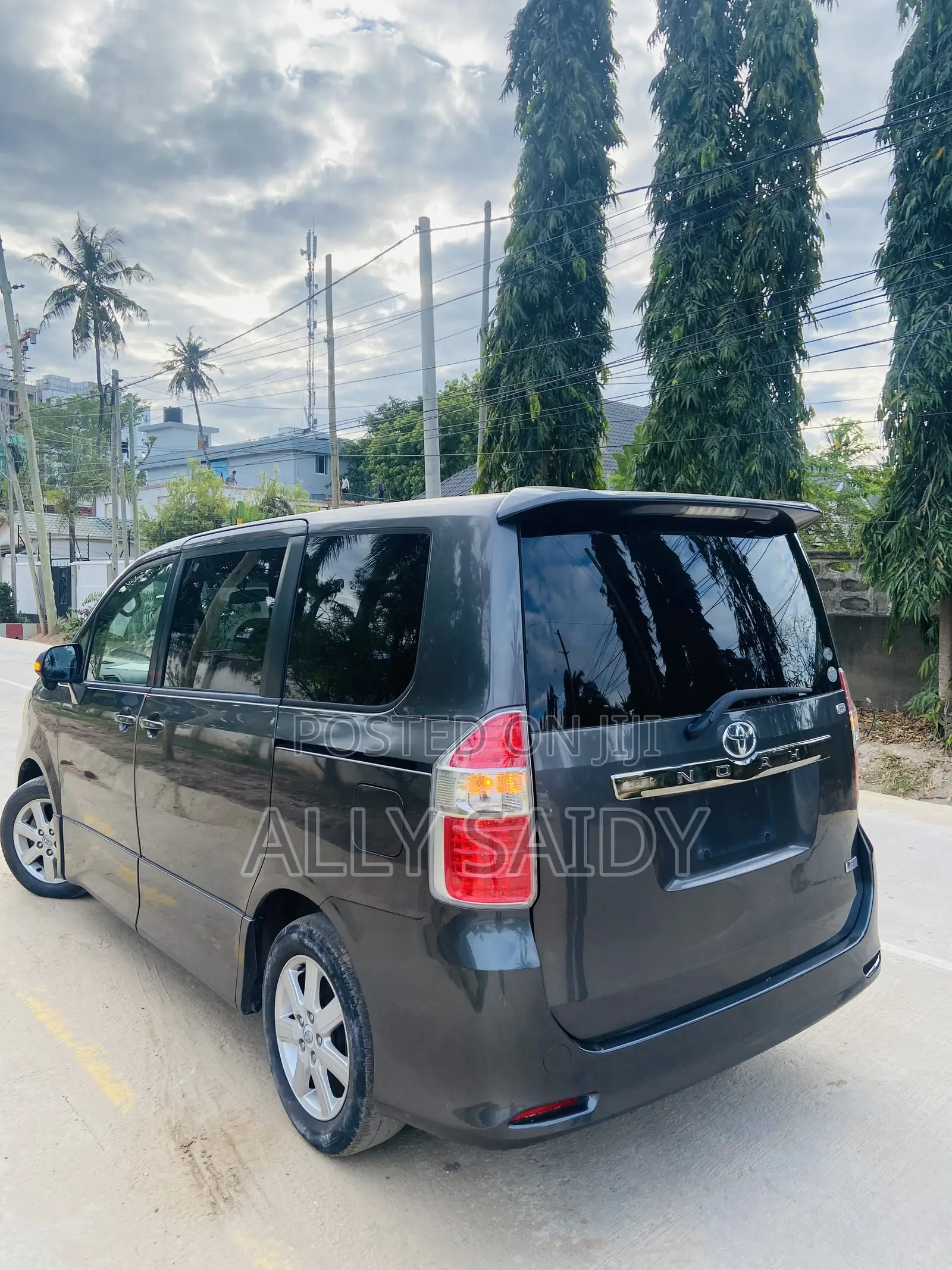 Toyota Noah 2.0 143hp AWD (7 Seater) 2007 Gray