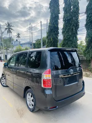 Toyota Noah 2.0 143hp AWD (7 Seater) 2007 Gray