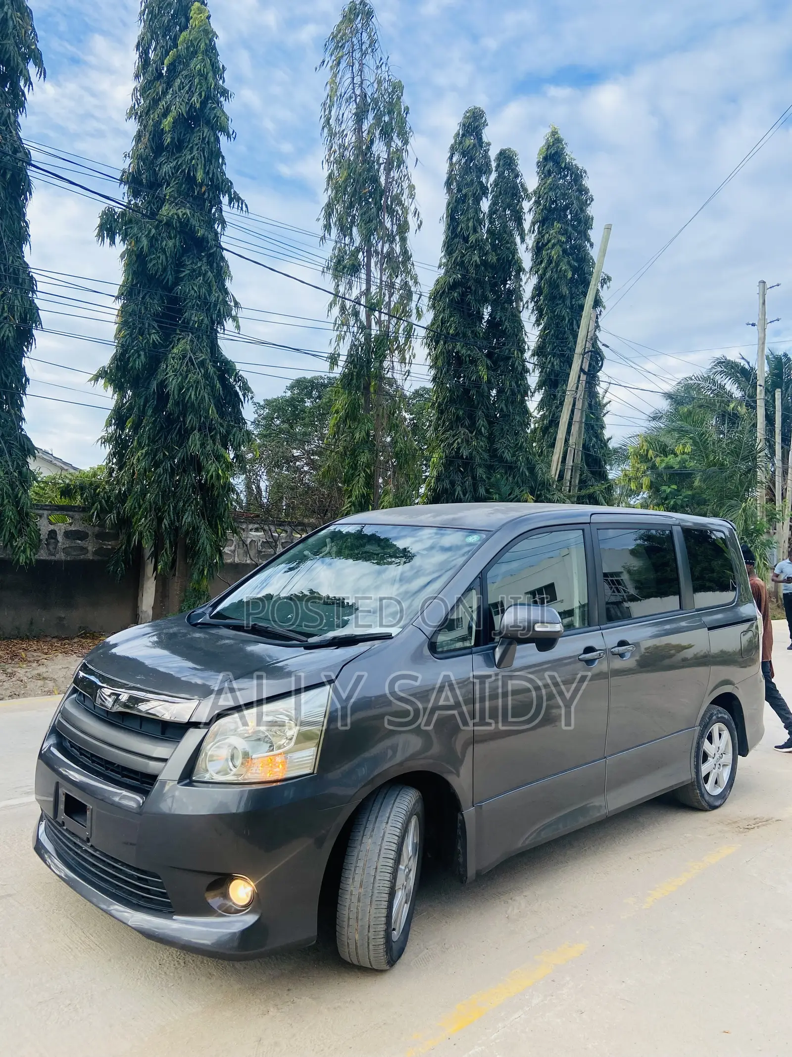 Toyota Noah 2.0 143hp AWD (7 Seater) 2007 Gray