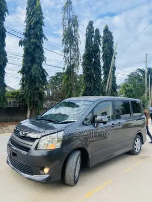 Toyota Noah 2.0 143hp AWD (7 Seater) 2007 Gray