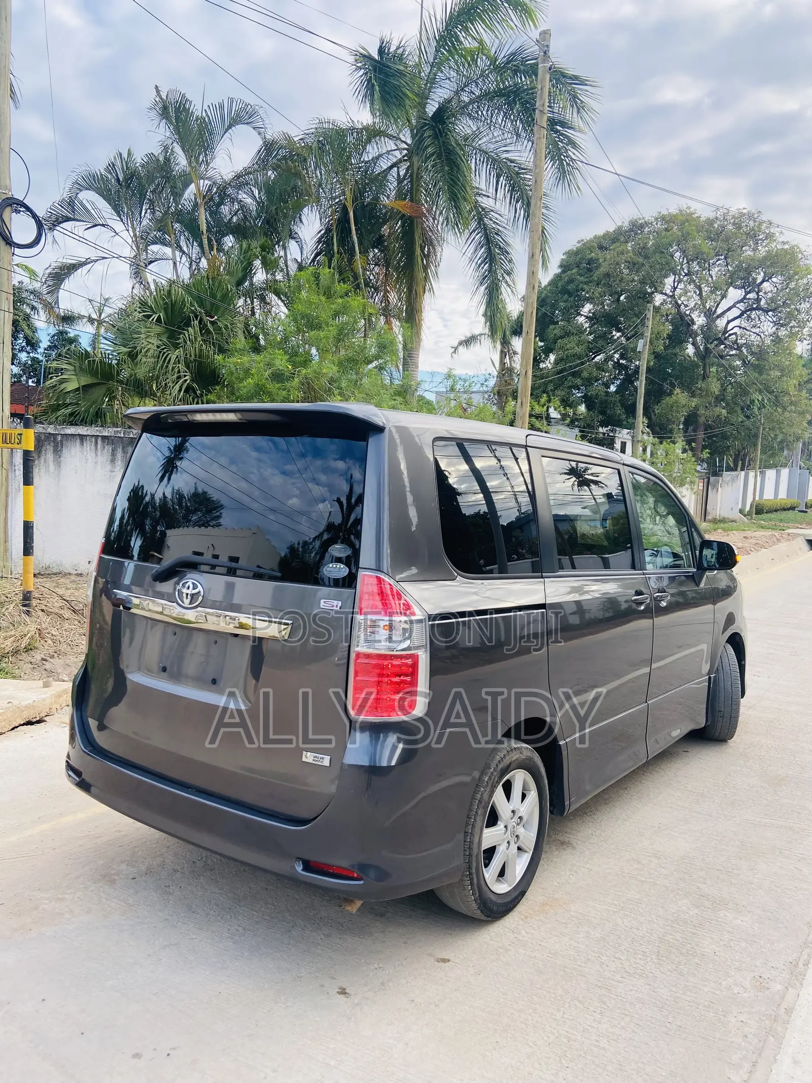 Toyota Noah 2.0 143hp AWD (7 Seater) 2007 Gray
