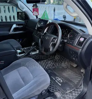 Toyota Land Cruiser 4.6 V8 AX 2017 Black