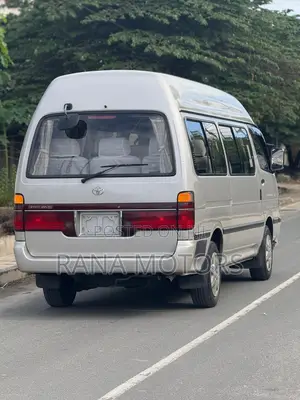 Toyota HiAce 2001 Gold
