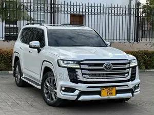 Toyota Land Cruiser LC300 2024 Pearl
