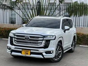 Toyota Land Cruiser LC300 2024 Pearl