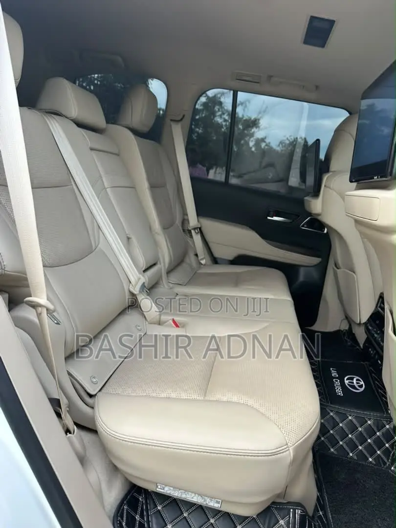 Toyota Land Cruiser LC300 2024 Pearl