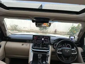 Toyota Land Cruiser LC300 2024 Pearl