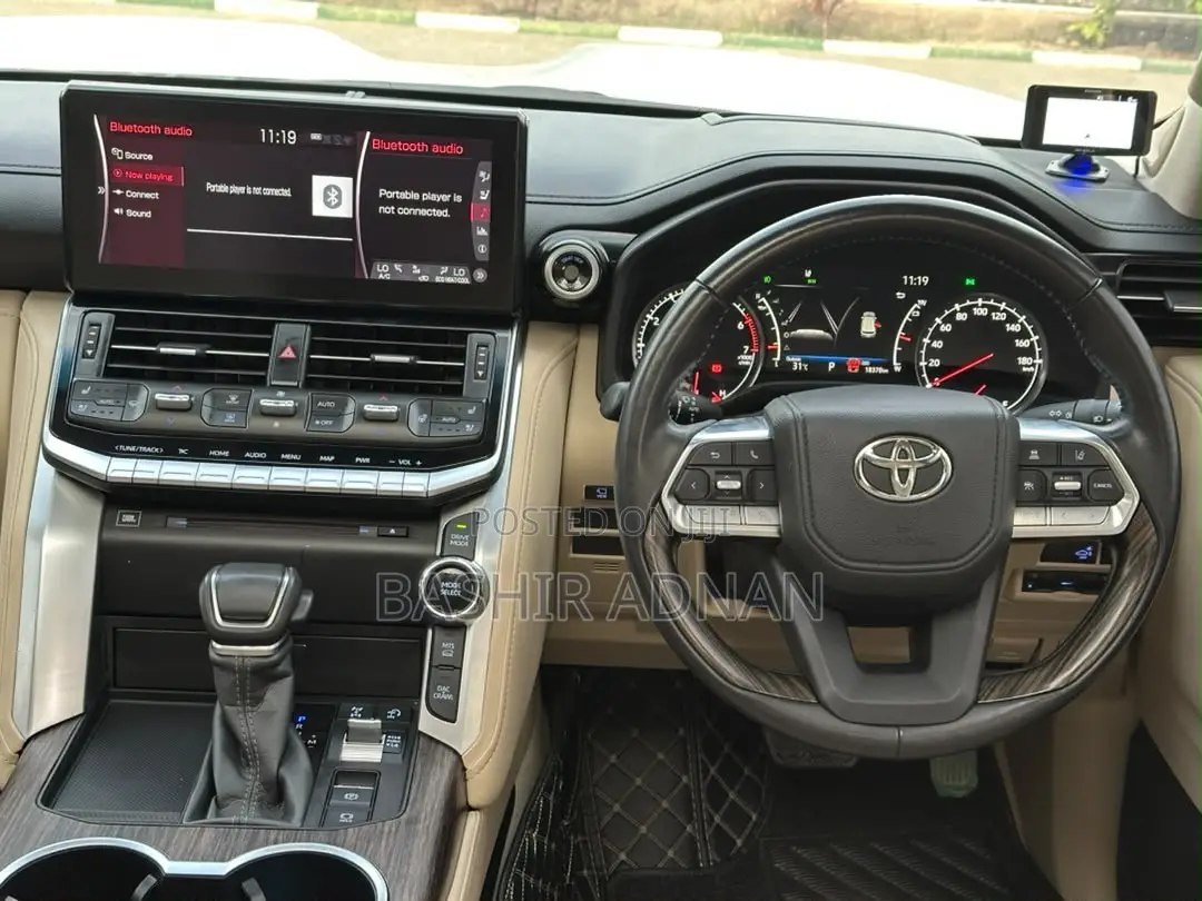 Toyota Land Cruiser LC300 2024 Pearl