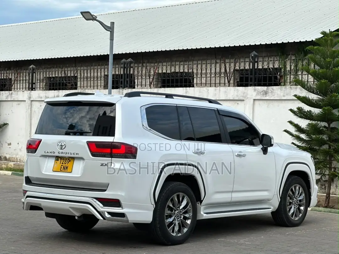 Toyota Land Cruiser LC300 2024 Pearl