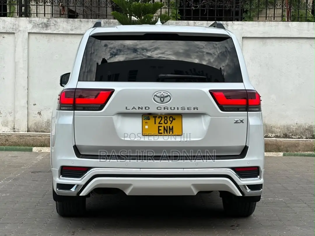 Toyota Land Cruiser LC300 2024 Pearl