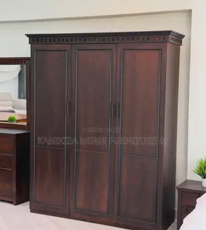 Modern Wardrobe Ya Milango Mitatu Material Mbao Ya Mkongo