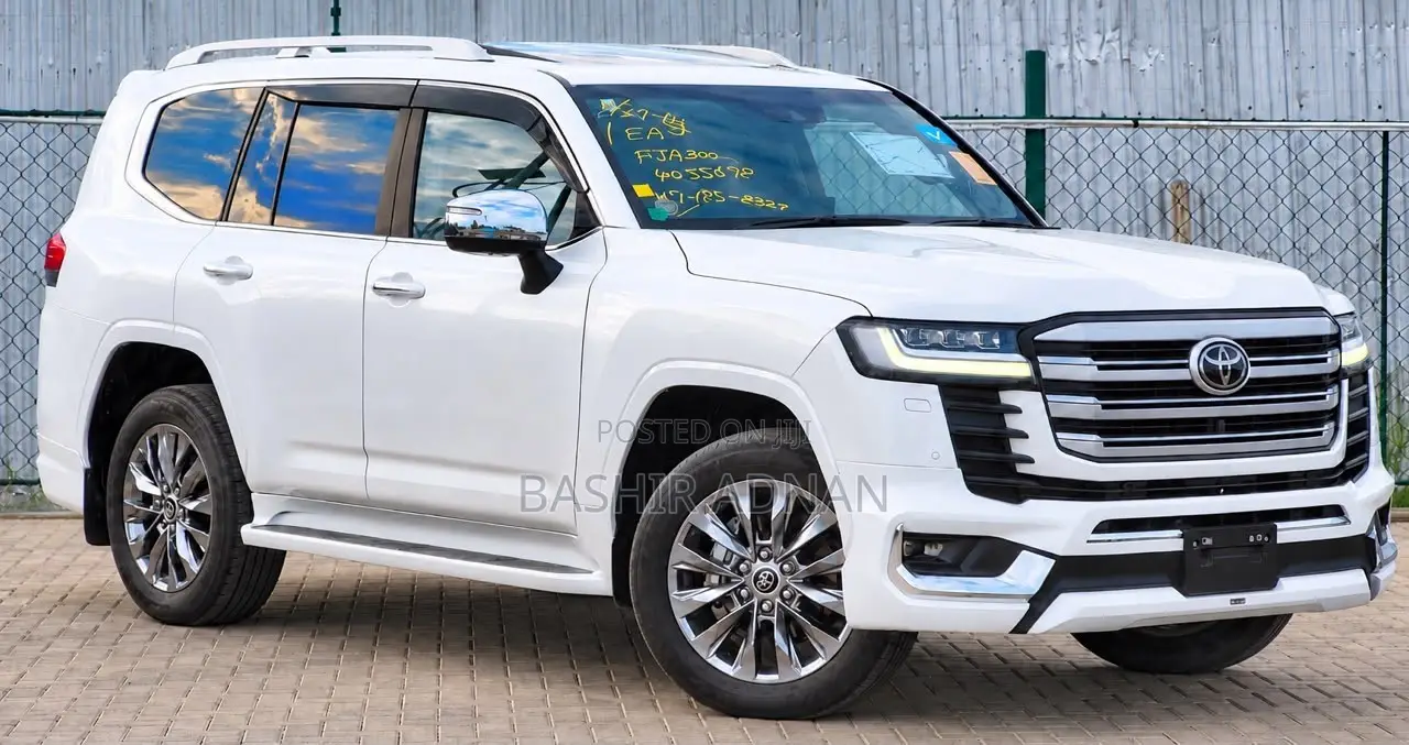 Toyota Land Cruiser LC300 2023 White