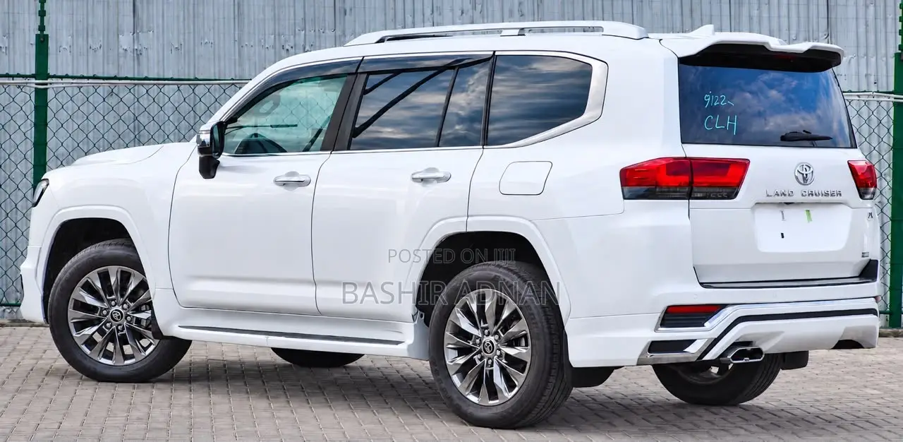Toyota Land Cruiser LC300 2023 White