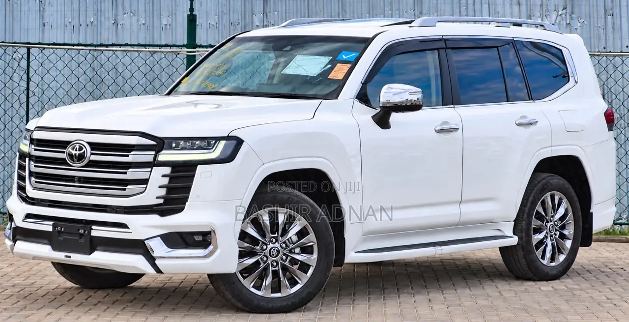 Toyota Land Cruiser LC300 2023 White
