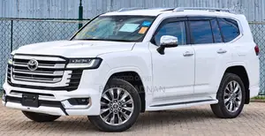 Toyota Land Cruiser LC300 2023 White