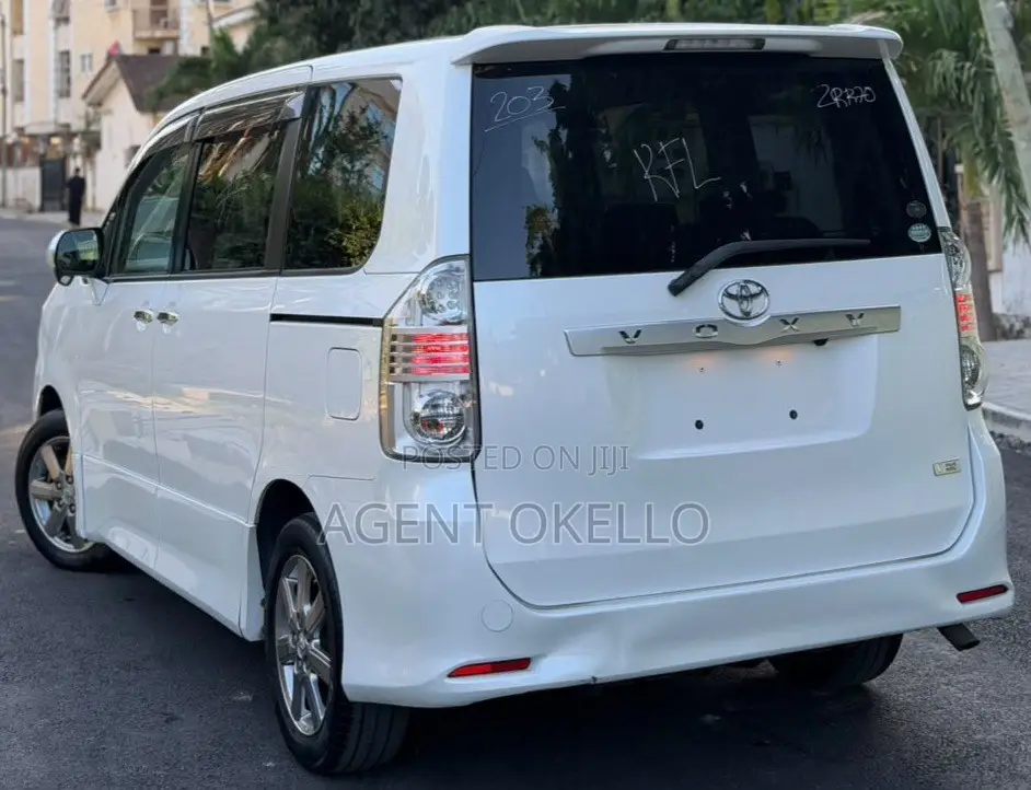 Toyota Voxy 2009 White