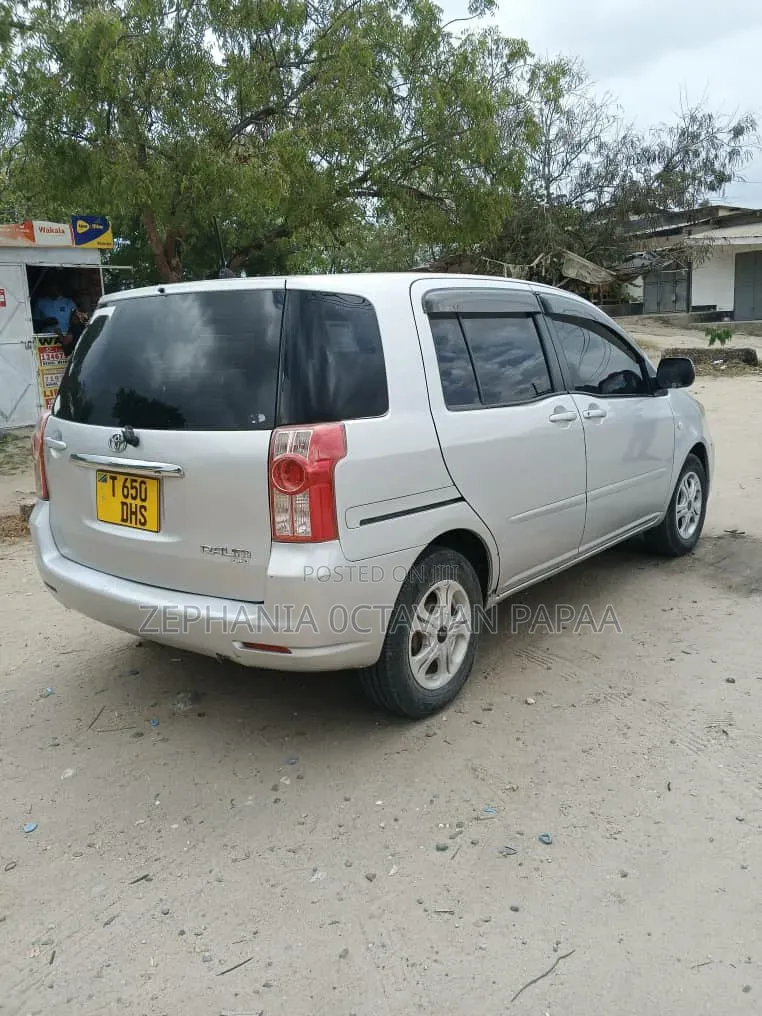 Toyota Raum 2004 Silver