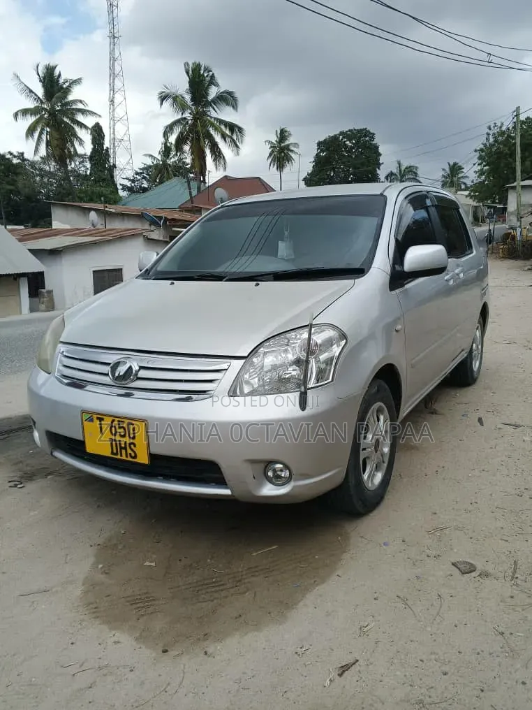 Toyota Raum 2004 Silver