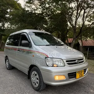 Toyota Noah 2001 Silver