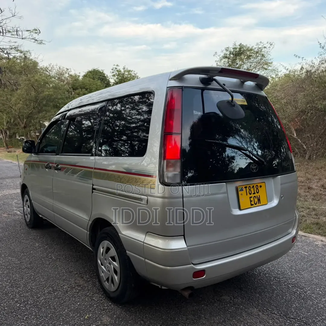 Toyota Noah 2001 Silver