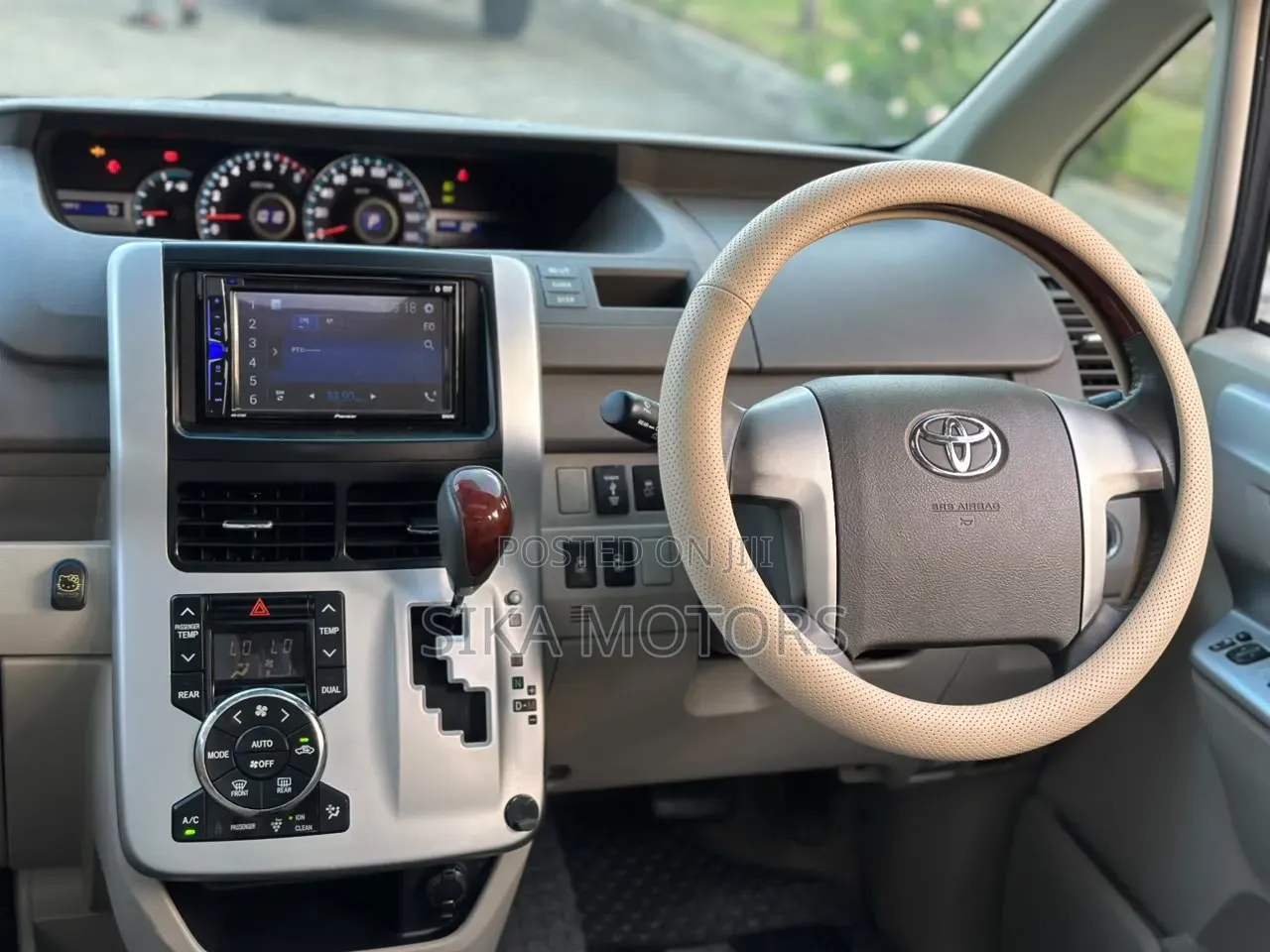 Toyota Noah 2011 Gray