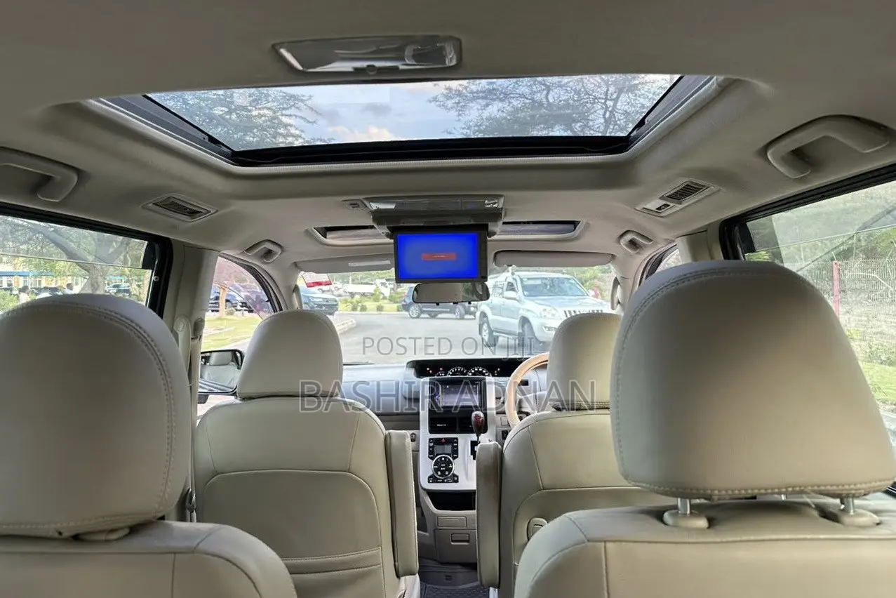 Toyota Noah 2.0 143hp AWD (7 Seater) 2011 Gray