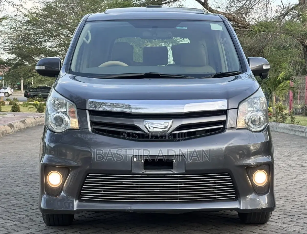 Toyota Noah 2.0 143hp AWD (7 Seater) 2011 Gray