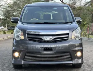 Toyota Noah 2.0 143hp AWD (7 Seater) 2011 Gray
