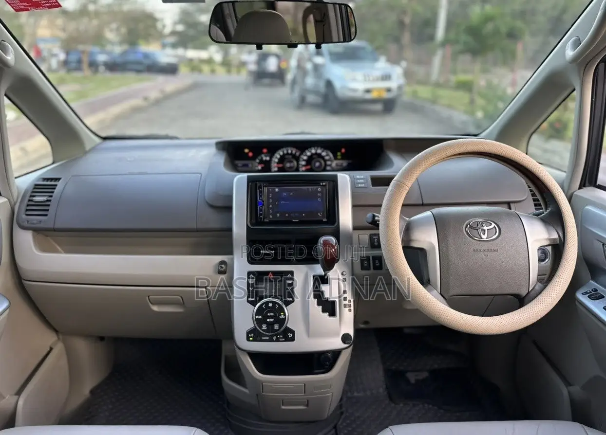 Toyota Noah 2.0 143hp AWD (7 Seater) 2011 Gray