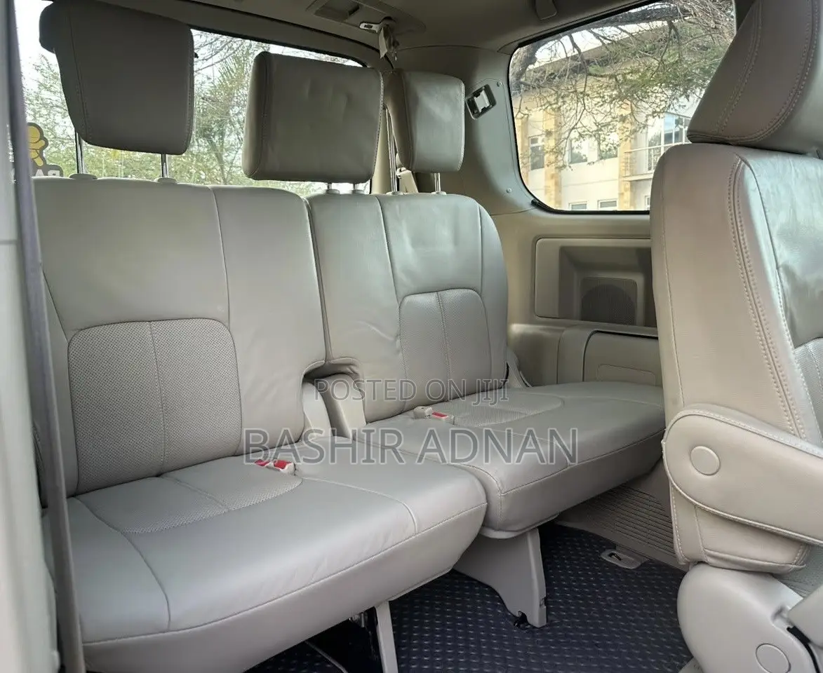 Toyota Noah 2.0 143hp AWD (7 Seater) 2011 Gray