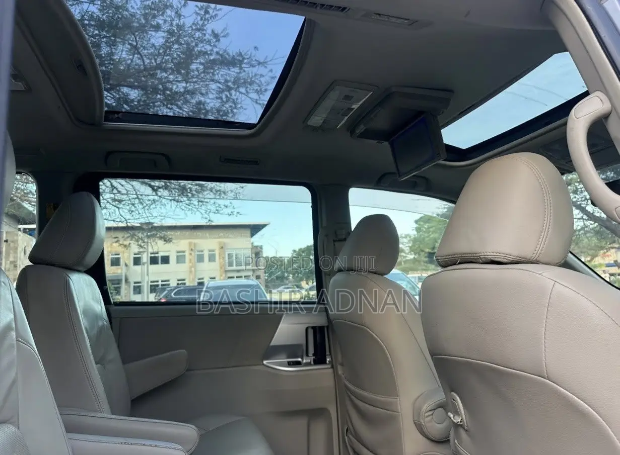 Toyota Noah 2.0 143hp AWD (7 Seater) 2011 Gray