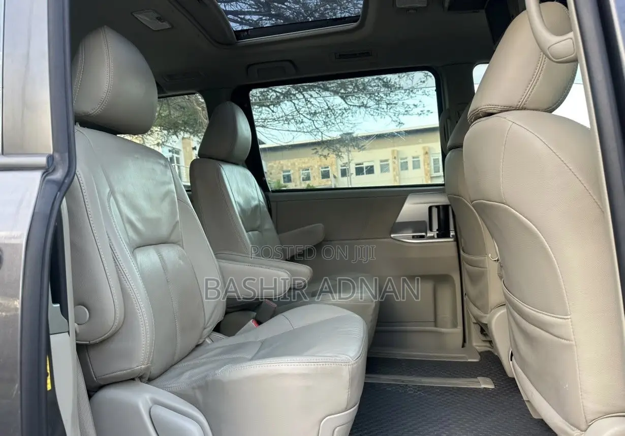 Toyota Noah 2.0 143hp AWD (7 Seater) 2011 Gray
