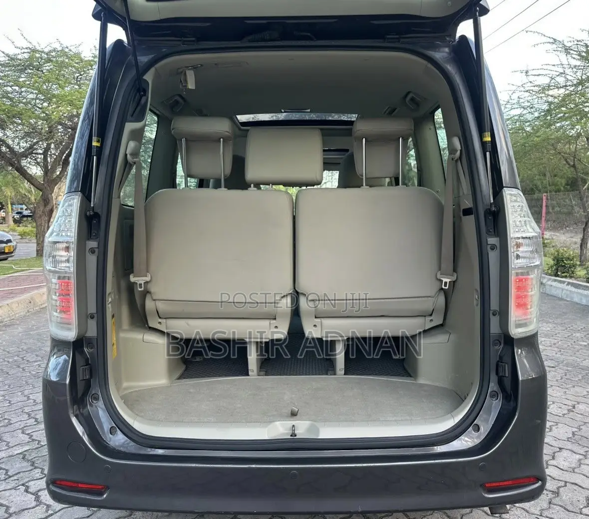 Toyota Noah 2.0 143hp AWD (7 Seater) 2011 Gray
