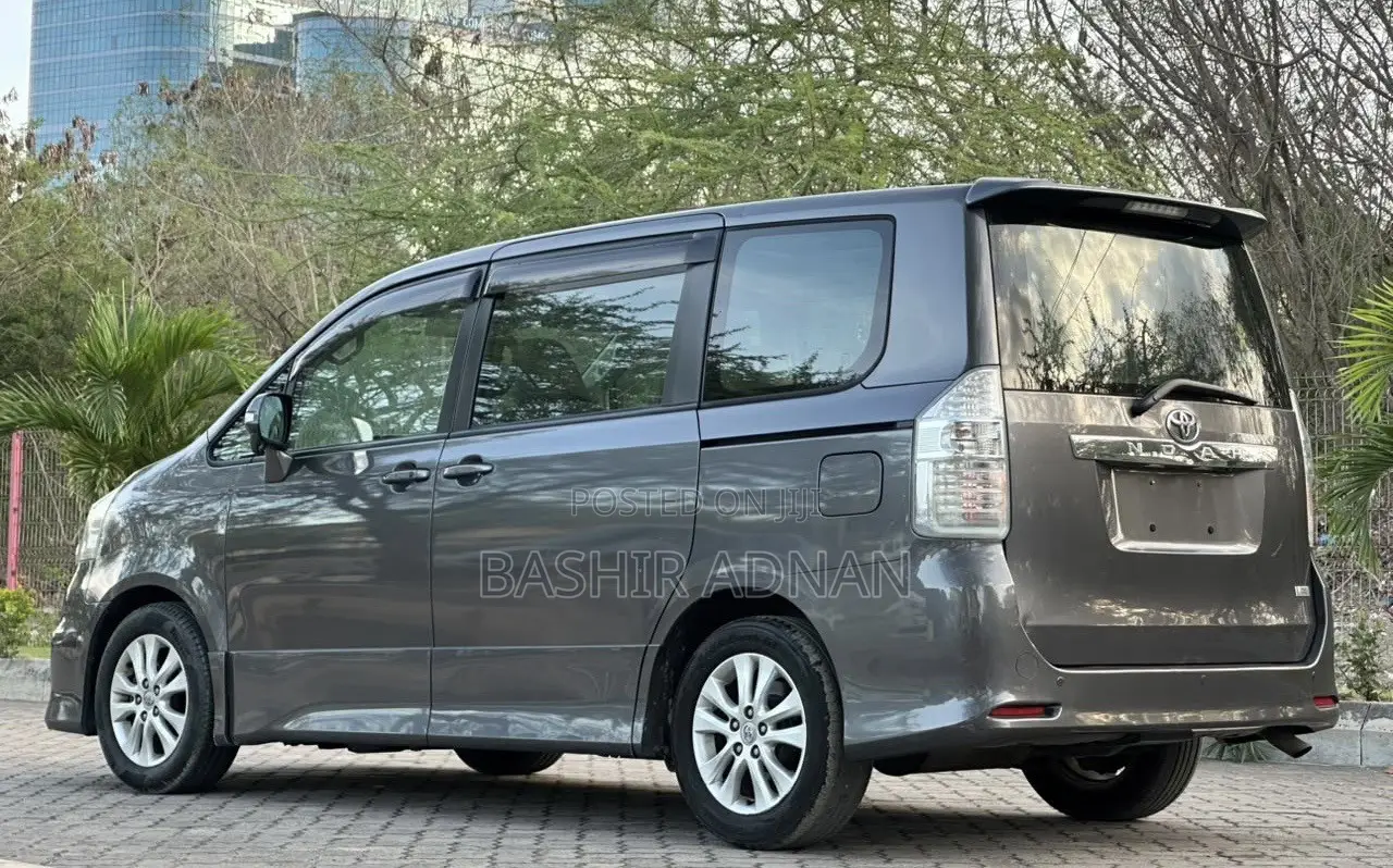 Toyota Noah 2.0 143hp AWD (7 Seater) 2011 Gray