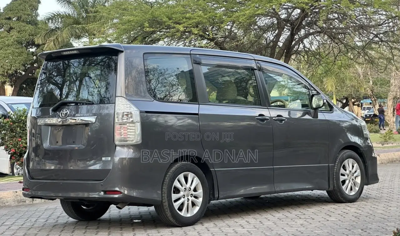 Toyota Noah 2.0 143hp AWD (7 Seater) 2011 Gray