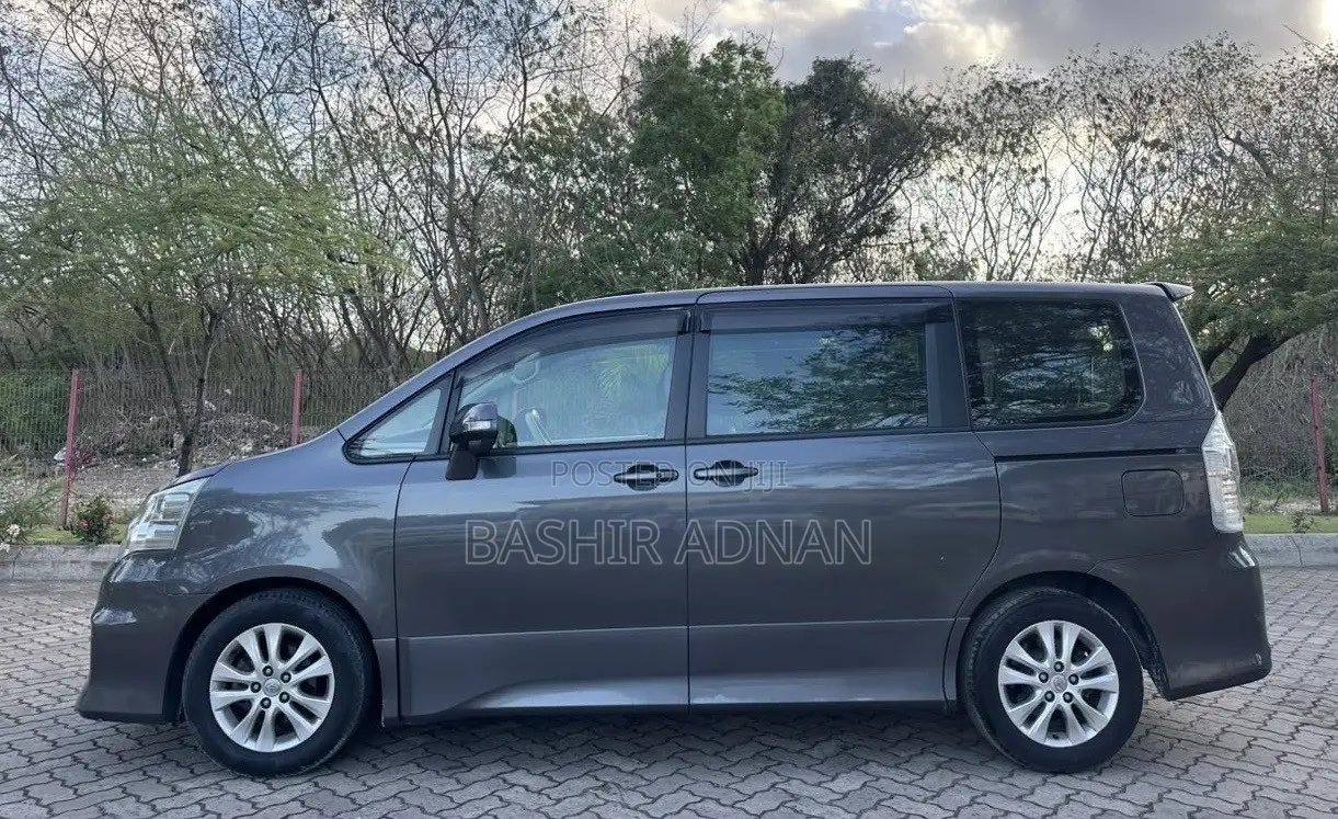 Toyota Noah 2.0 143hp AWD (7 Seater) 2011 Gray