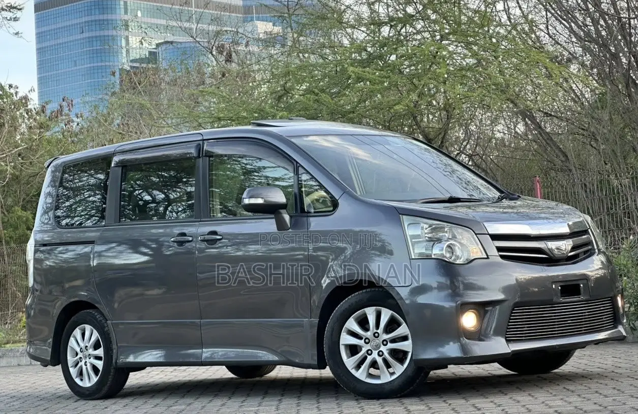 Toyota Noah 2.0 143hp AWD (7 Seater) 2011 Gray
