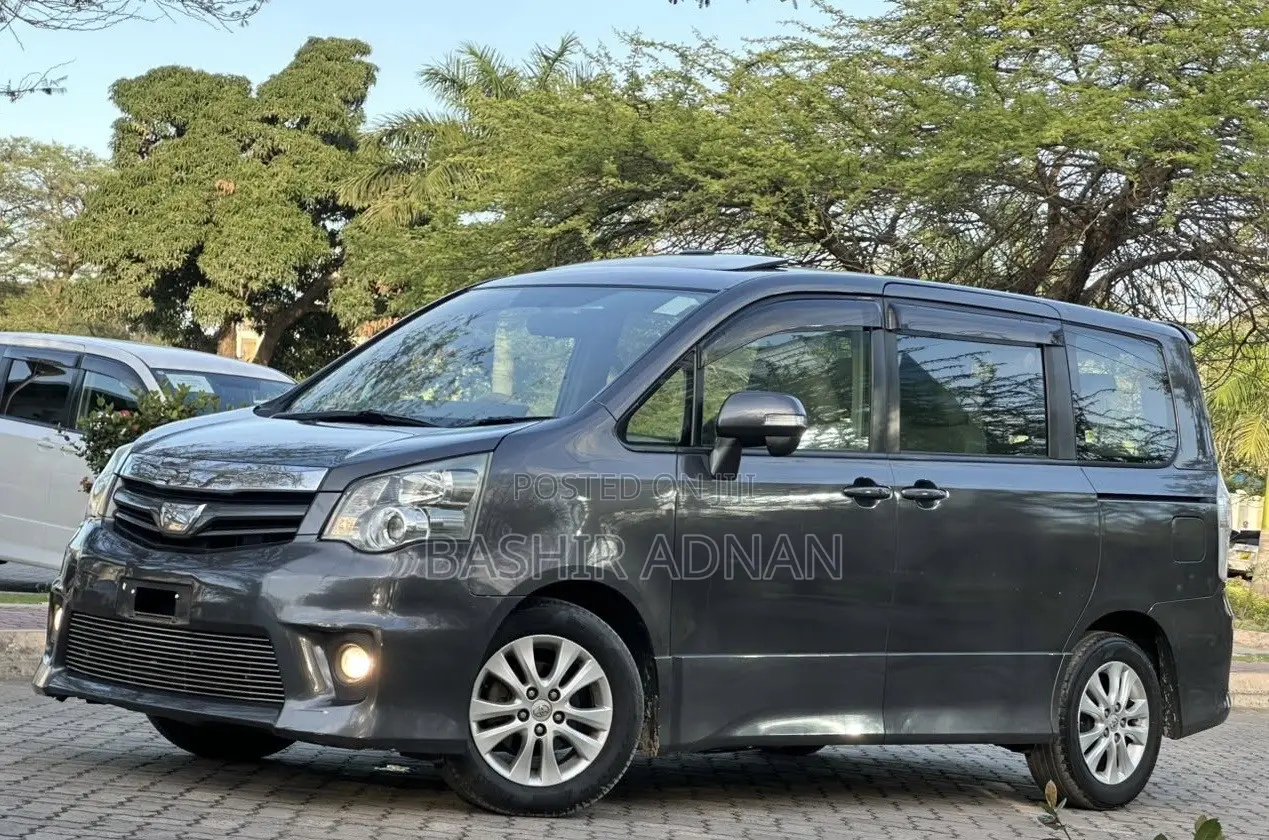Toyota Noah 2.0 143hp AWD (7 Seater) 2011 Gray