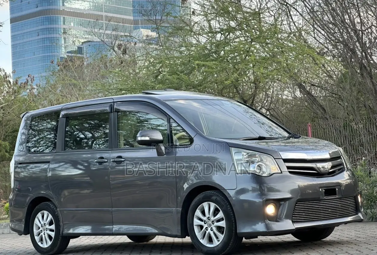 Toyota Noah 2.0 143hp AWD (7 Seater) 2011 Gray