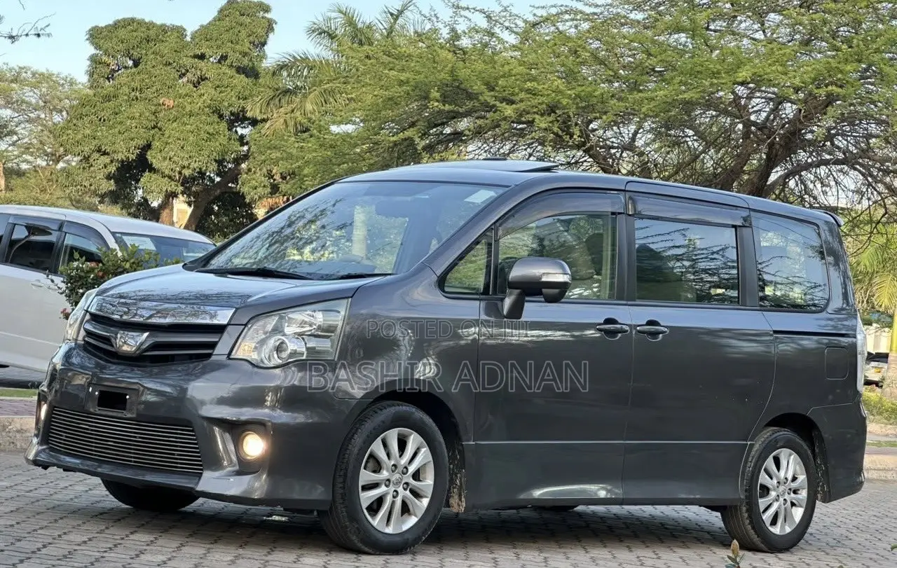 Toyota Noah 2.0 143hp AWD (7 Seater) 2011 Gray