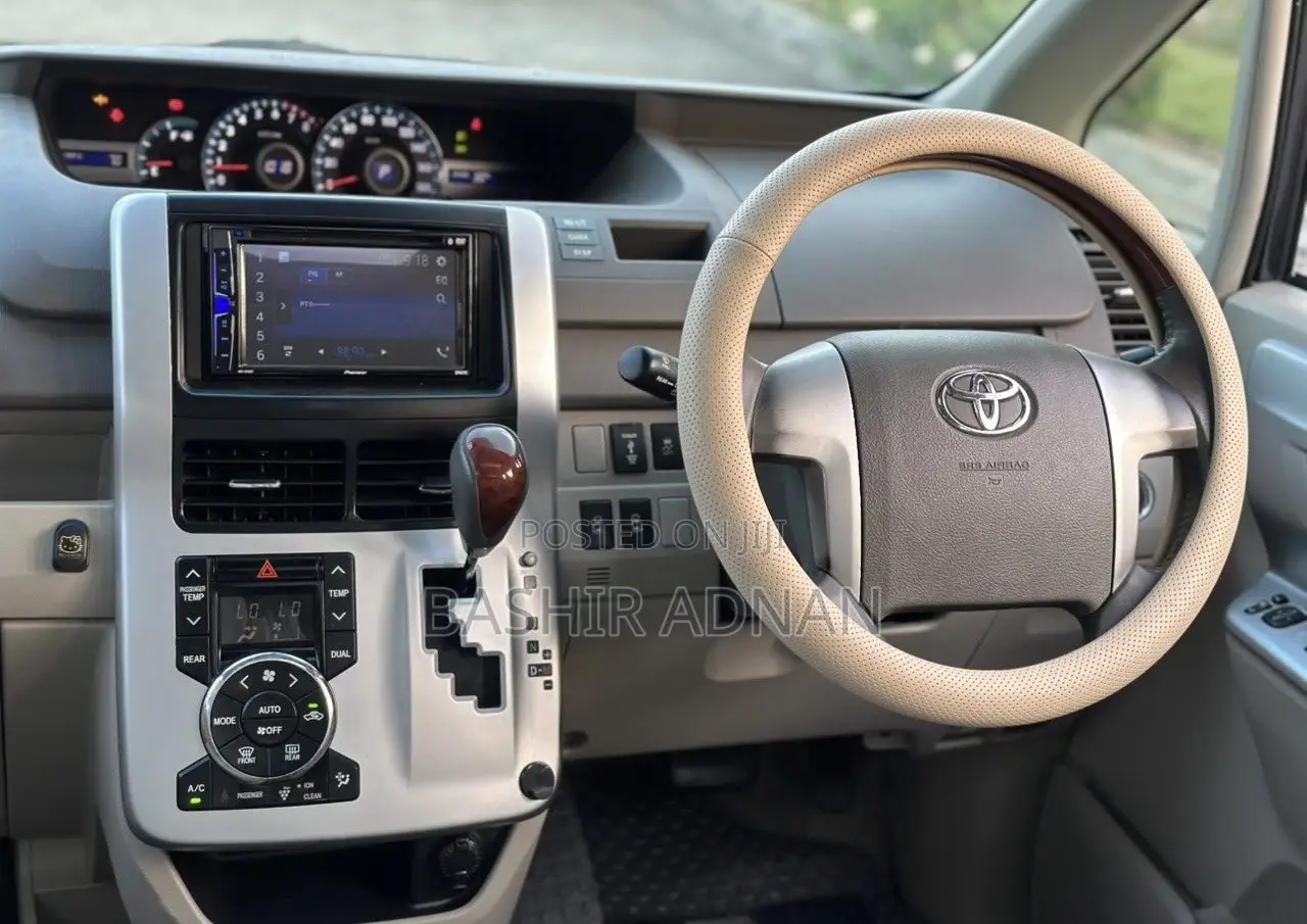 Toyota Noah 2.0 143hp AWD (7 Seater) 2011 Gray