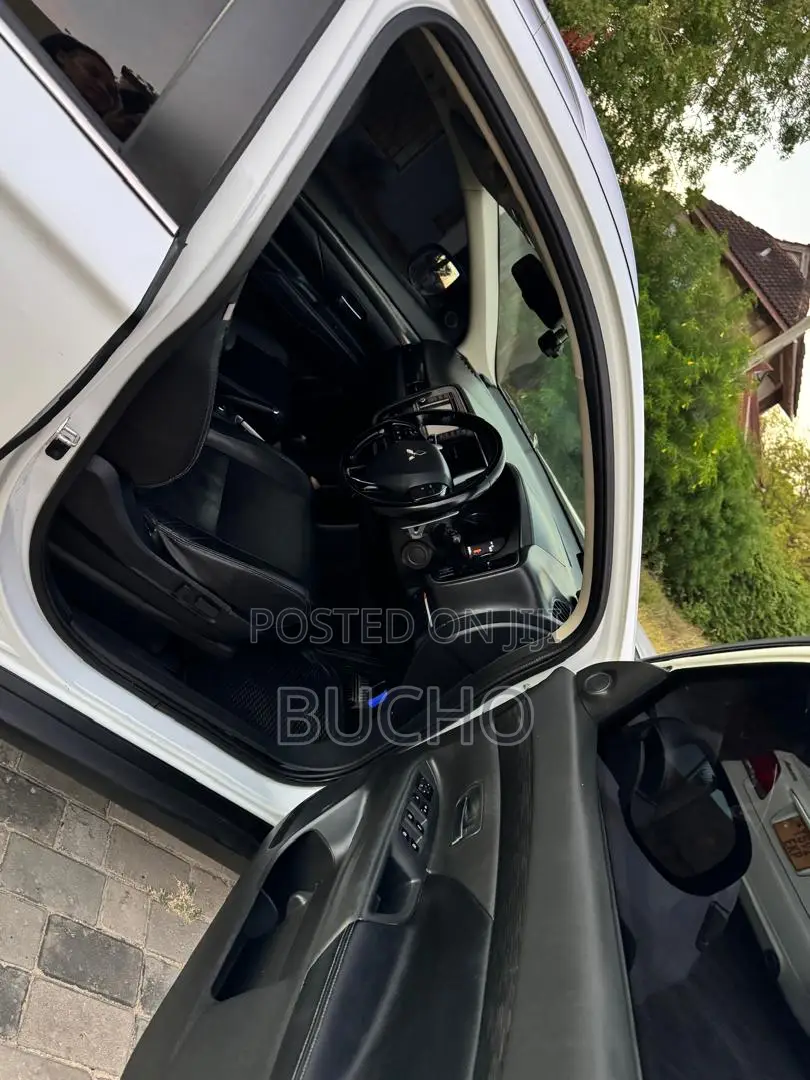 Mitsubishi Outlander 2016 White